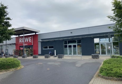 Außenansicht einen REWE Marktes.
