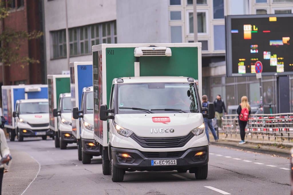 Lieferfahrzeuge des REWE Lieferservice beim Köln Marathon
