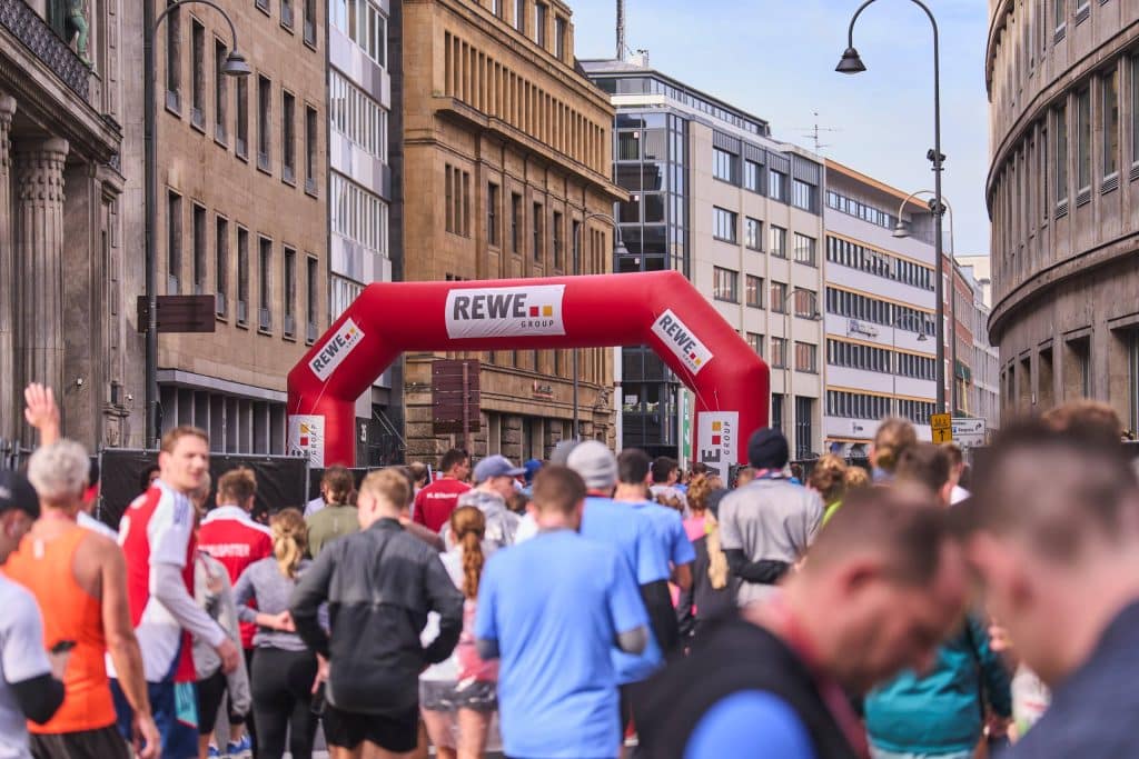 Start des Köln Marathons mit REWE Logo