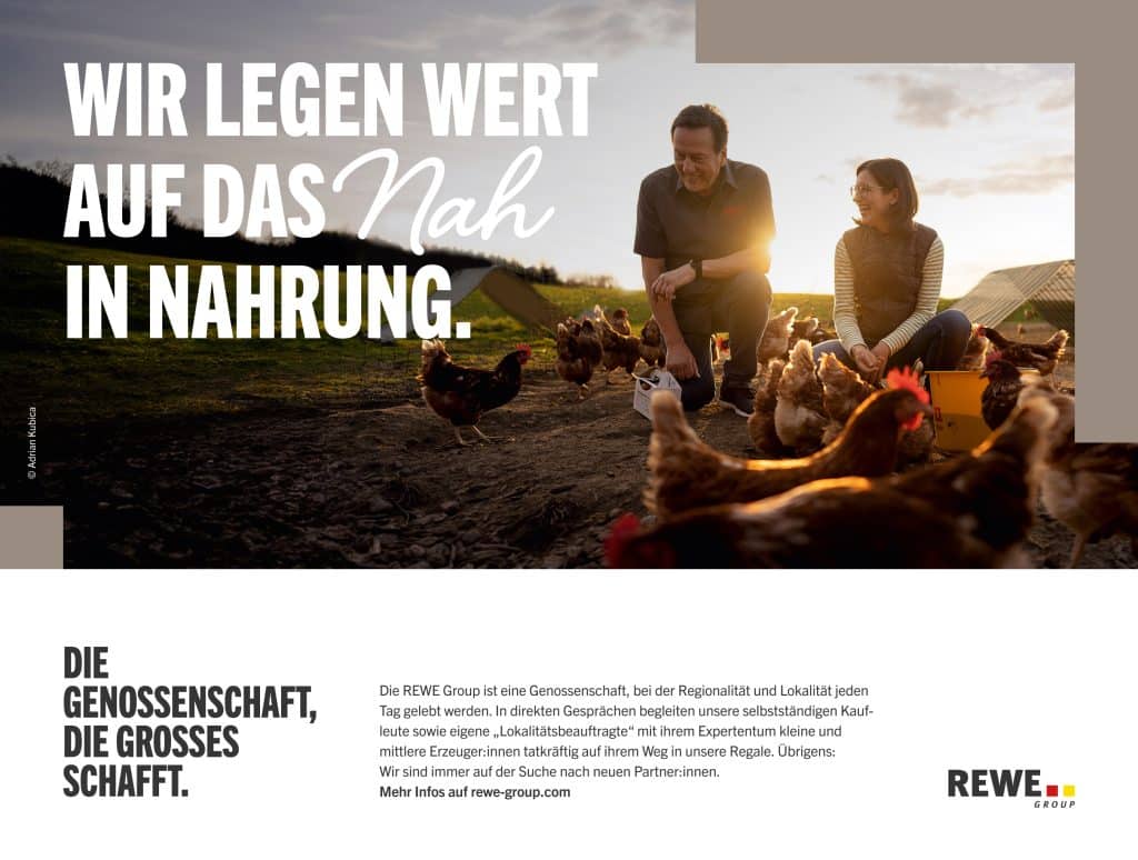 Zwei Personen füttern Hühner auf einer Wiese eines Bauernhofes. Auf dem Bild ist ein Infotext über Regionalität und Lokalität bei der REWE Group.