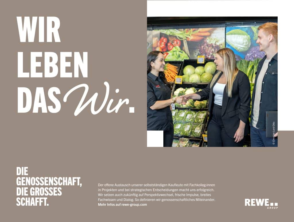 Zwei Frauen geben sich lachend die Hand vor einem Gemüseregal bei REWE. Daneben steht ein lächelnder Mann. Auf dem Bild ist ein Textfeld mit Informationen zum Austausch von Kaufleuten und Fachkolleg:innen bei REWE.