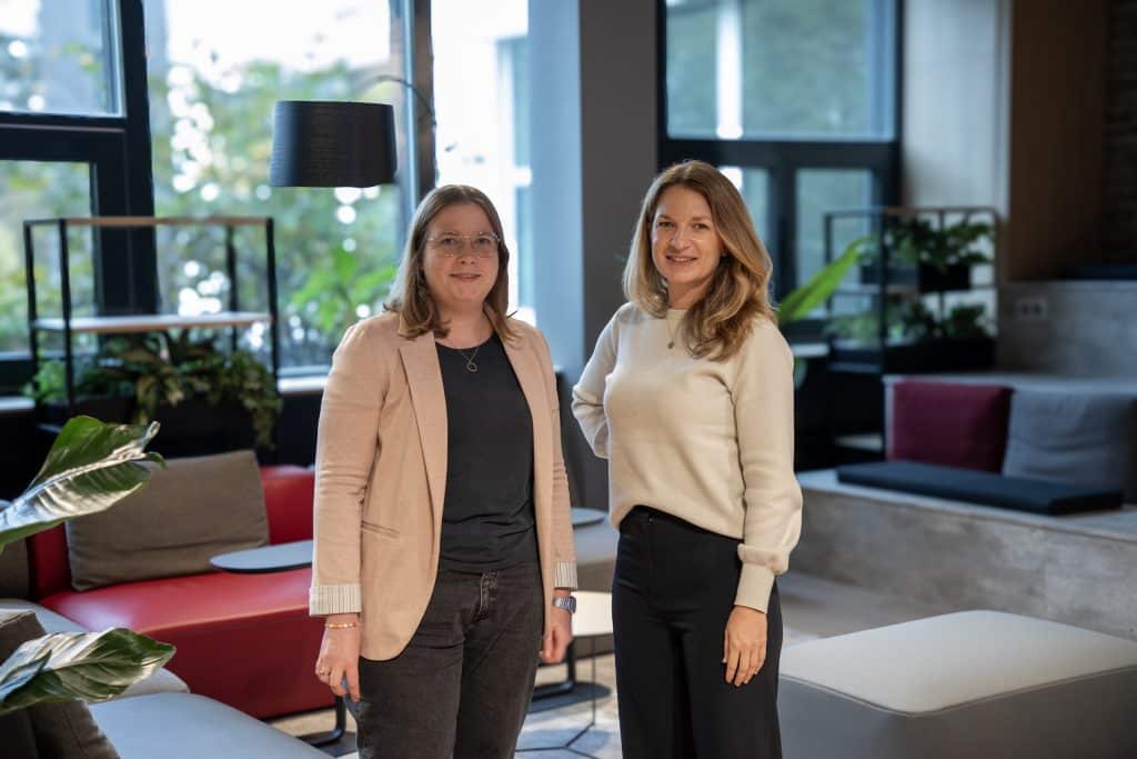 Miriam Plogmann, Head of Quality Management Fresh/Frozen, und Pia Thies, Junior Qualitätsmanagerin.