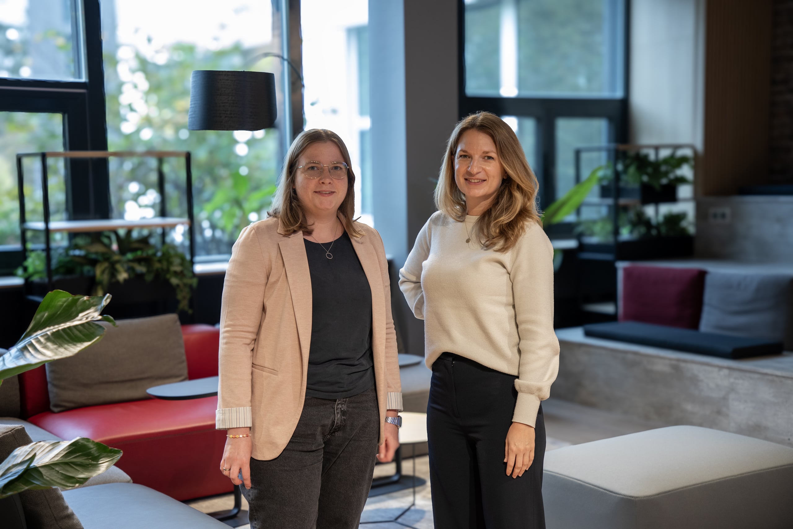 Miriam Plogmann, Head of Quality Management Fresh/Frozen, und Pia Thies, Junior Qualitätsmanagerin.