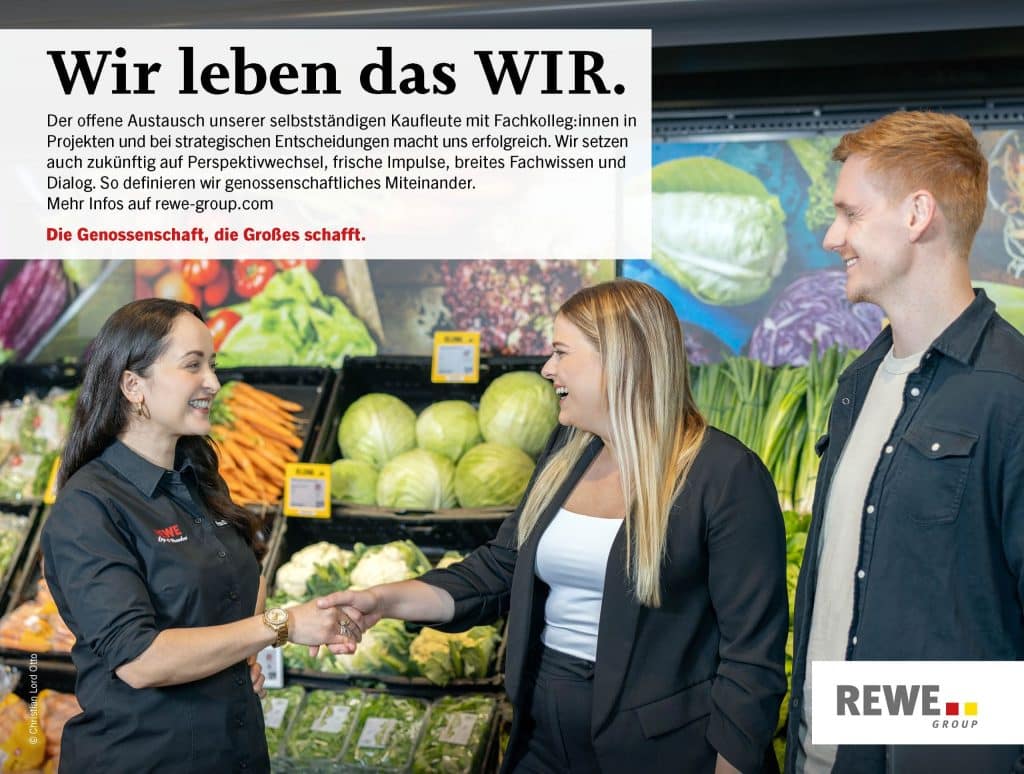 Zwei Frauen geben sich lachend die Hand vor einem Gemüseregal bei REWE. Daneben steht ein lächelnder Mann. Ein Textfeld mit Informationen zum Austausch von Kaufleuten und Fachkolleg:innen bei REWE.