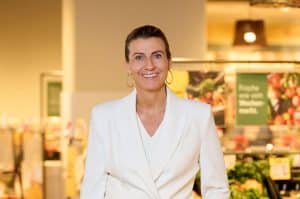 Portrait of Elisabeth Promberger in a REWE-Marktplatz store.