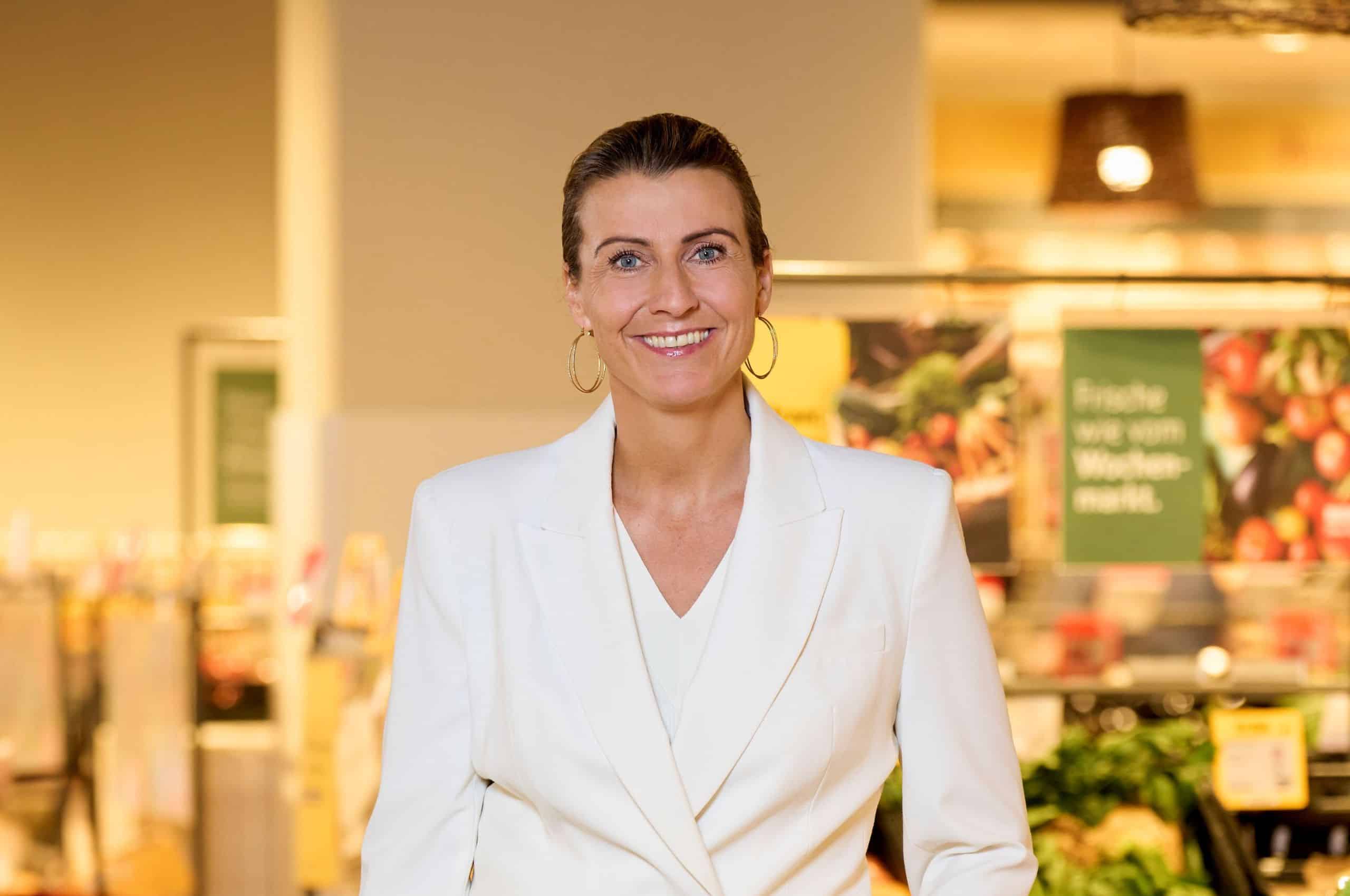 Porträt von Elisabeth Promberger in einem REWE Markt.