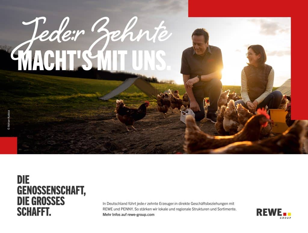 Zwei Landwirt:innen kümmern sich lachend um Hühner auf einem Bauernhof. Auf dem Bild ist ein Infotext zu regionalen Strukturen bei der REWE Group.