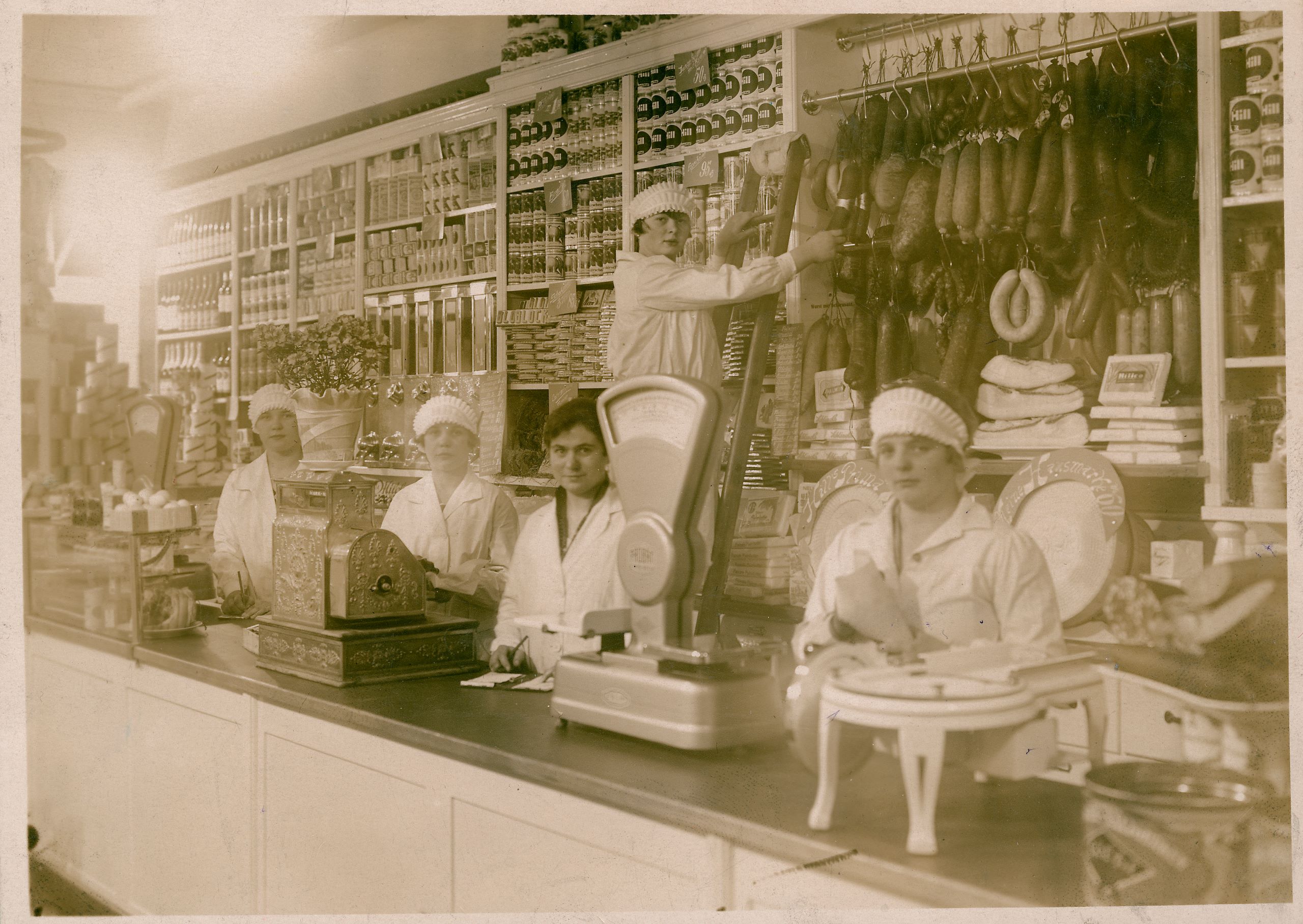 Historisches Bild von Frauen hinter der Kasse seines REWE Marktes