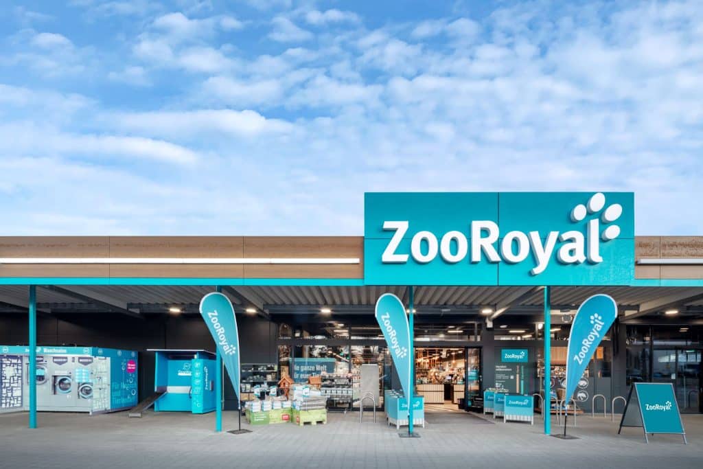 Außenansicht eines ZooRoyal Marktes mit Hunde-Waschstation und Waschsalon vor dem Eingang.