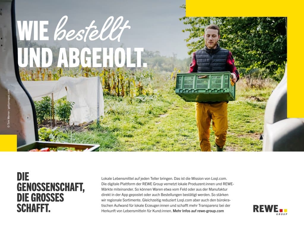 Ein Mann trägt eine Kiste gefüllt mit Gemüse zur Ladefläche eines Transporters, wo weitere Gemüsekisten stehen. Auf dem Bild ist ein Infotext zu lokalen Lebensmitteln bei der REWE Group.