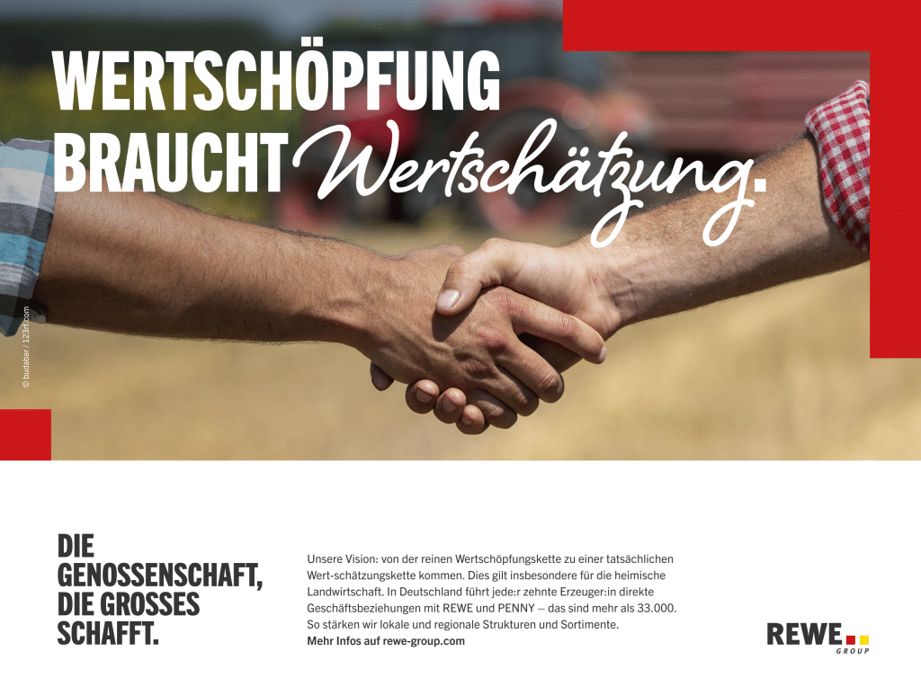Zwei Personen geben sich die Hand, im Hintergrund ein verschwommener Traktor. Auf dem Bild ist ein Infotext über Wertschätzung in der Landwirtschaft durch die REWE Group.
