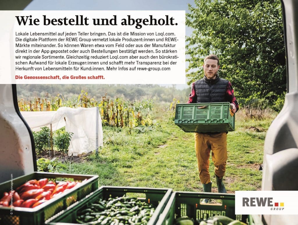 Ein Mann trägt eine Kiste gefüllt mit Gemüse zur Ladefläche eines Transporters, wo weitere Gemüsekisten stehen. Ein Infotext zu lokalen Lebensmitteln bei der REWE Group.