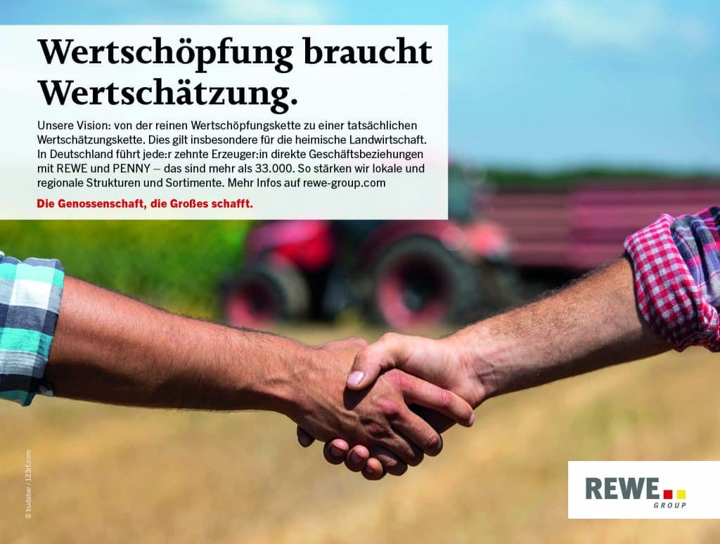 Ein Händeschütteln von zwei Männern, im Hintergrund ein verschwommener Traktor. Ein Infotext über Wertschätzung in der Landwirtschaft durch die REWE Group.