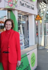 Foto von Jenny Ramme vor dem REWE To Go Kiosk am Kölner Hauptbahnhof