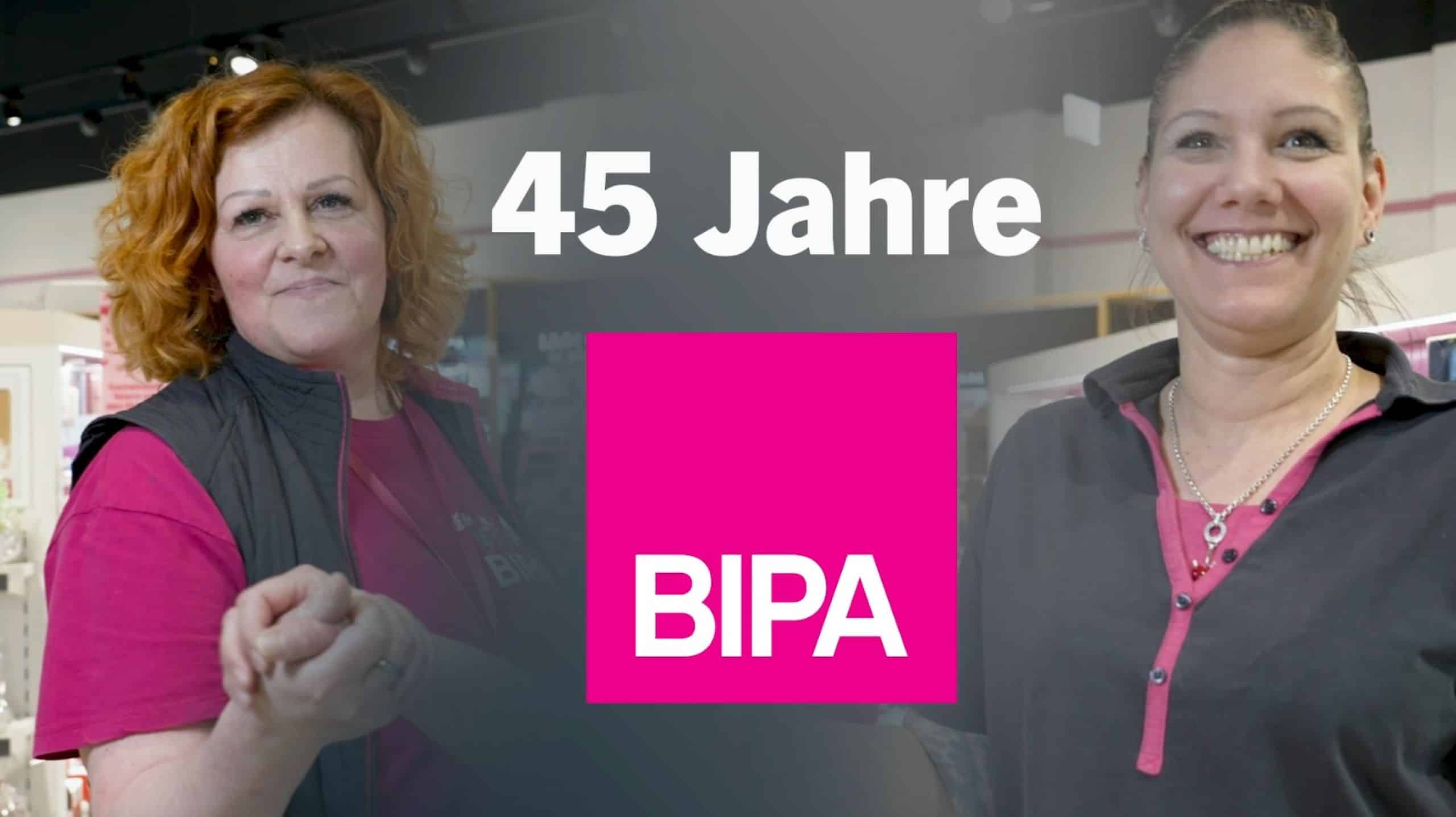 Zwei BIPA Mitarbeiterinnen halten sich an der Hand und lächeln in die Kamera. Über dem Bild liegt das BIPA-Logo und der Schriftzug "45 Jahre"