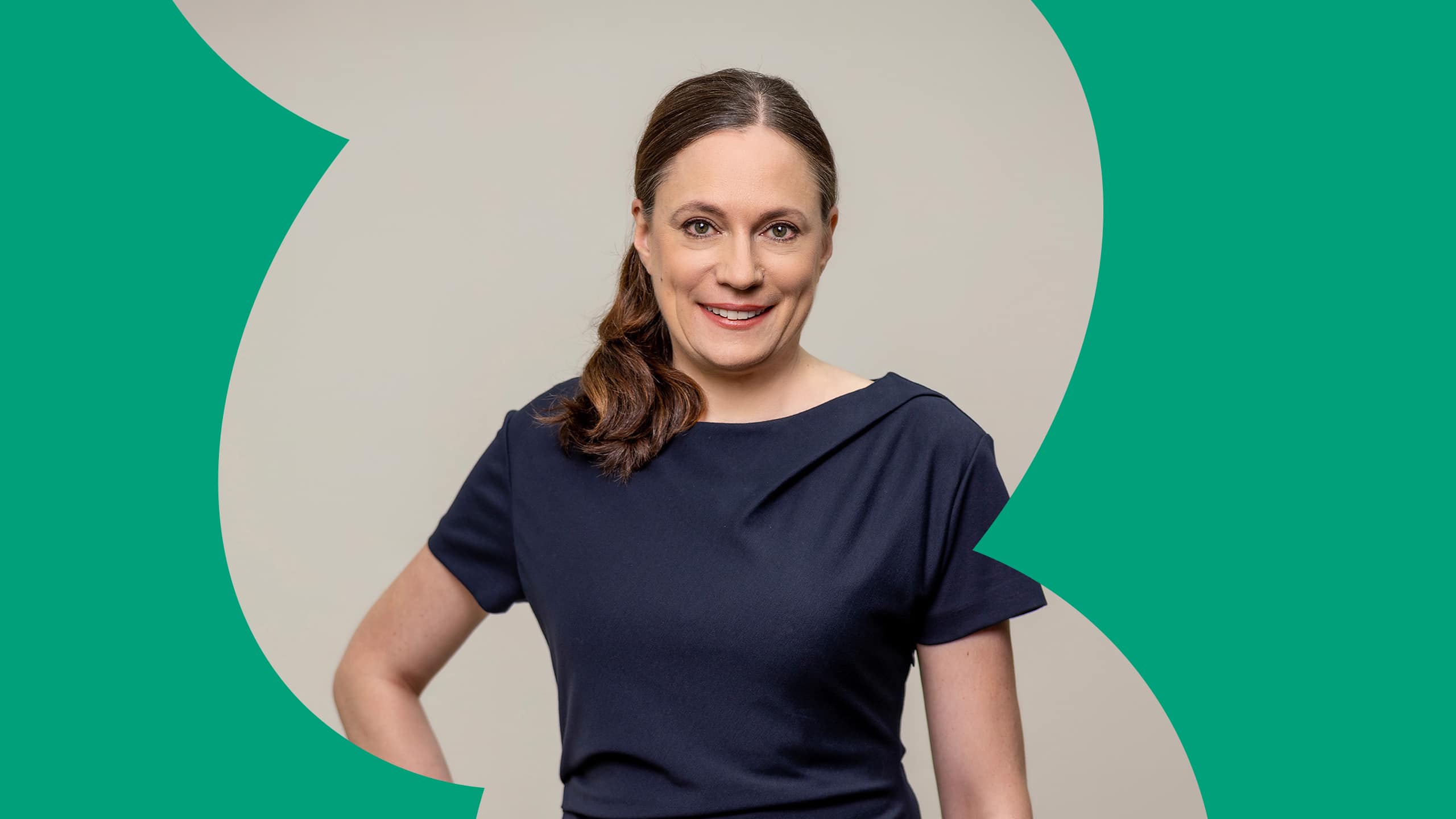 Porträt von Dr. Daniela Büchel mit grünen Deko Elementen