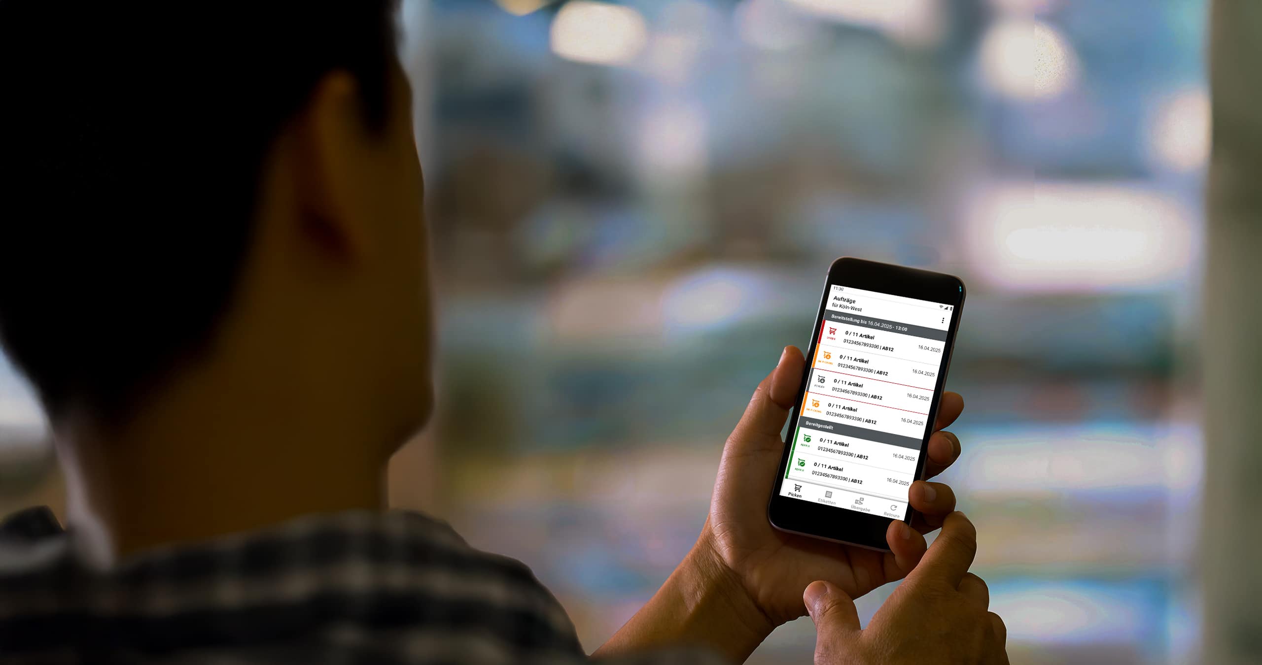 Eine Person hält ein Smartphone in den Händen. Darauf ist die Anwendung von fulfillmenttools geöffnet.
