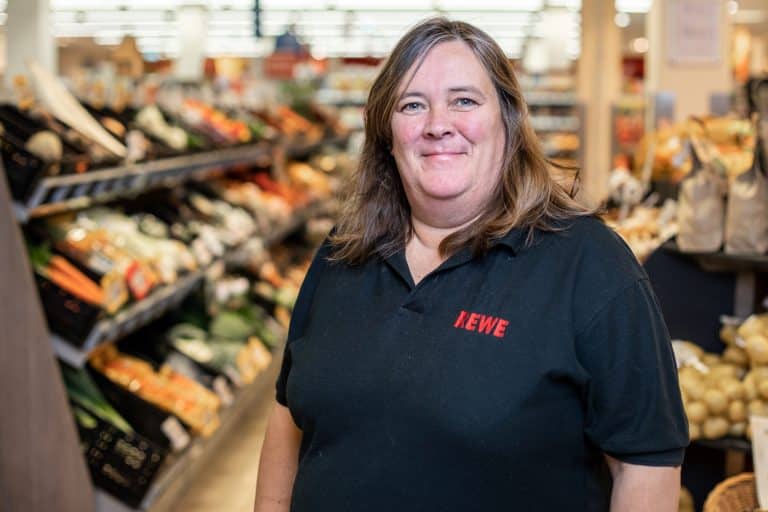 Porträt von Ursula Wintgens im REWE Markt