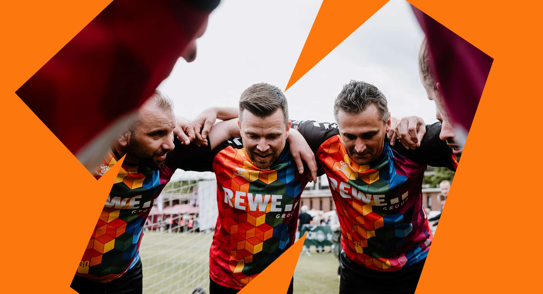 Fußballspielende Personen mit REWE Group Trikots