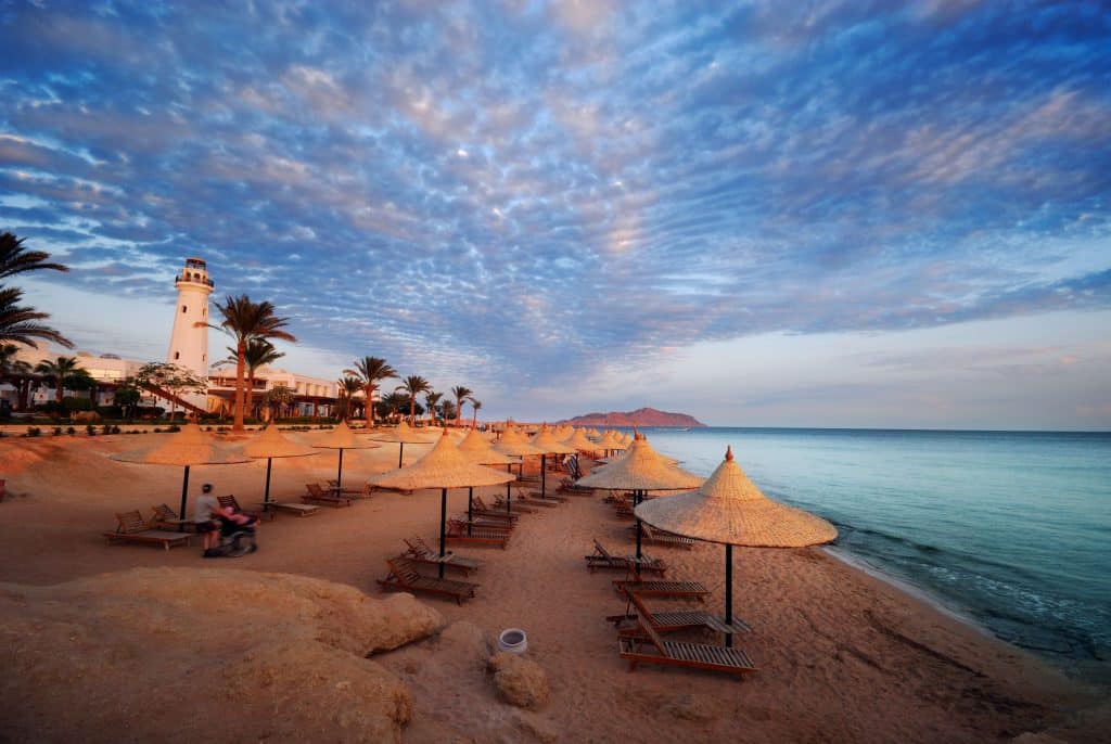 Ein Strandabschnitt mit Liegestühlen und Sonnenschirmen in Ägypten.