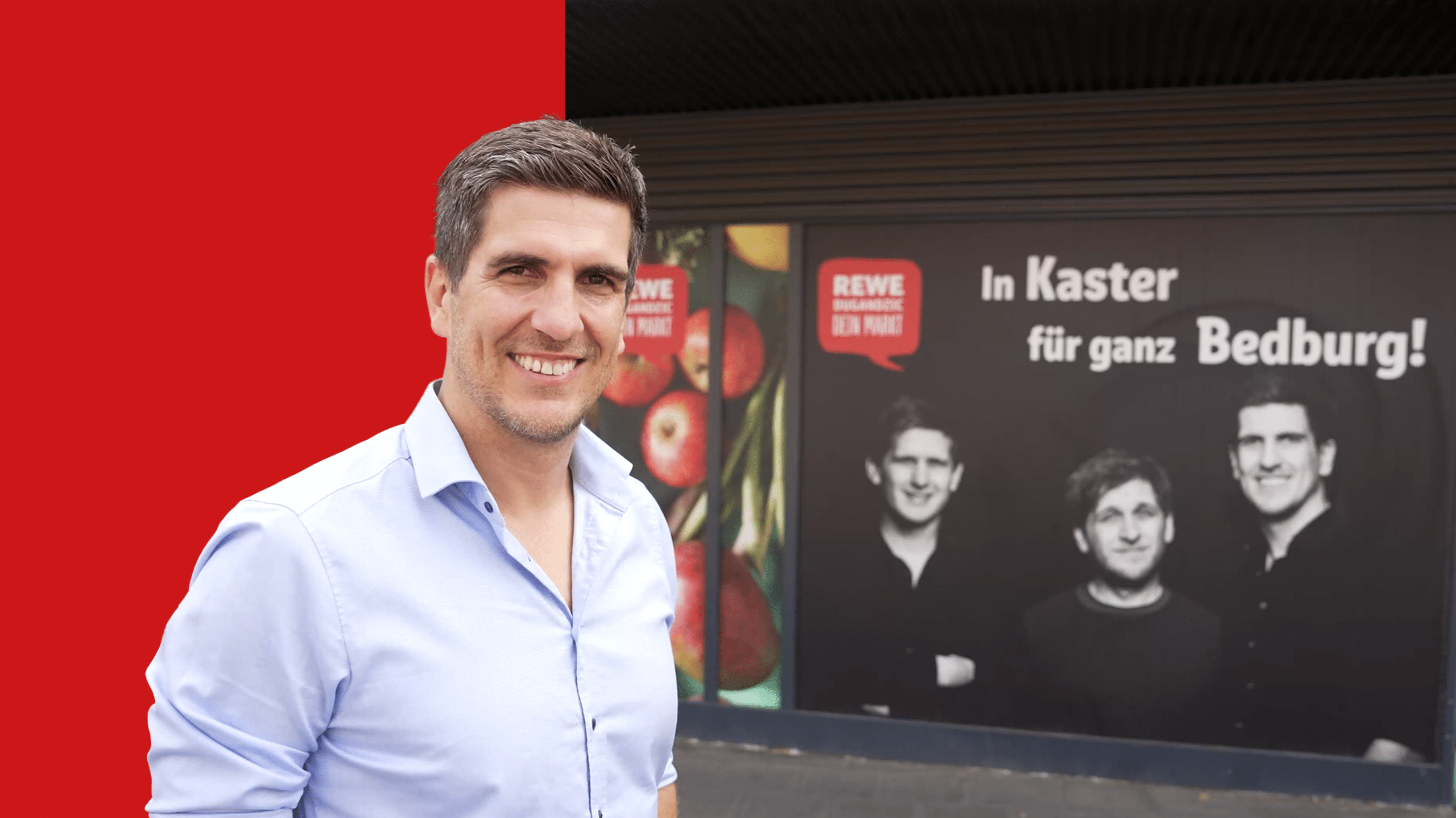 Porträt von Daniel Dugandzic. Er lächelt in die Kamera. Der Hintergrund ist zur Hälfte rot hinterlegt, die andere Hälfte zeigt die Außenansicht eines REWE Marktes von Dugandzic.