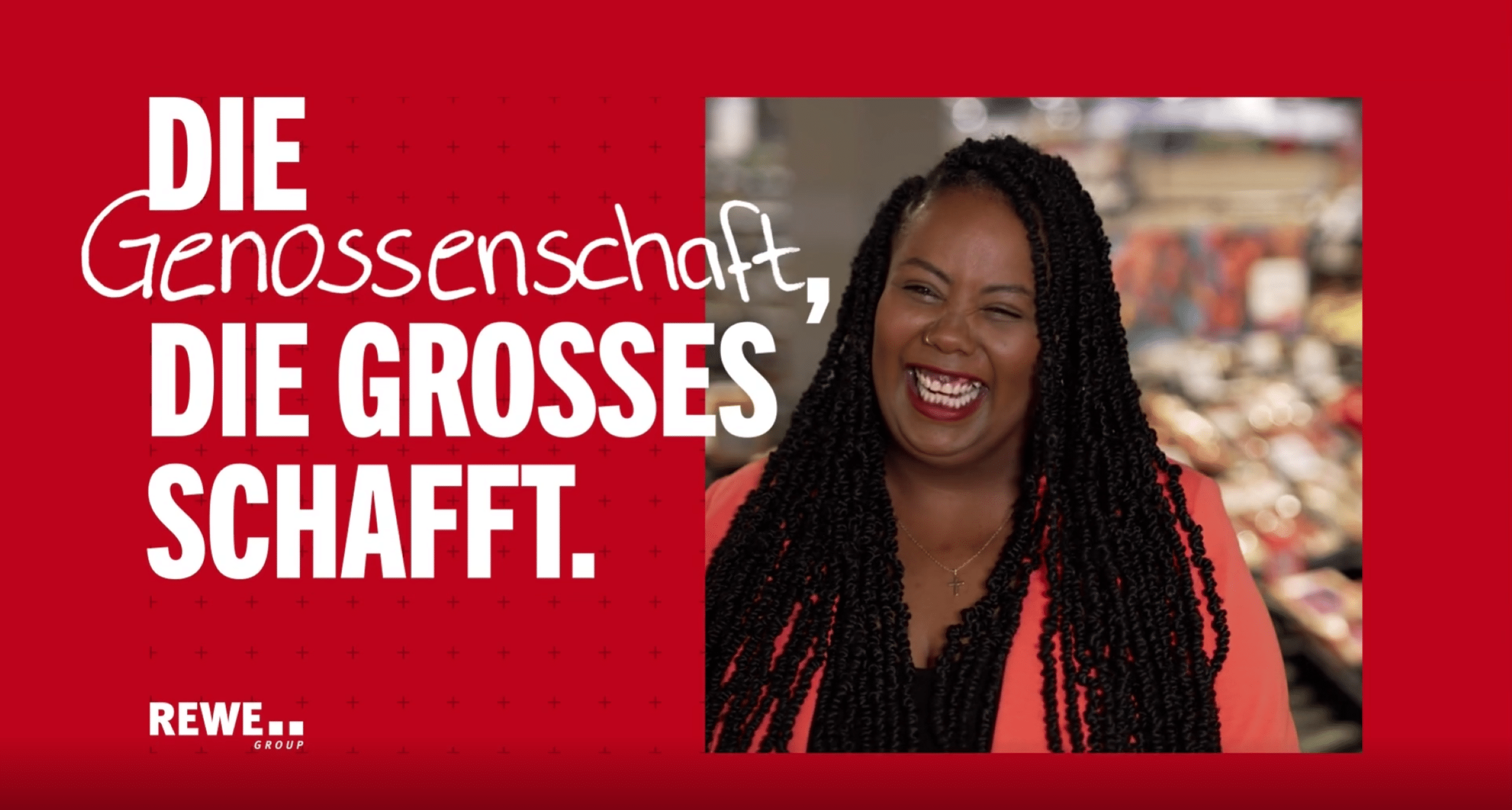 Porträt von REWE Kauffrau Semai Akale, die in die Kamera lacht. Um das Bild herum ist ein roter Rahmen und der Schriftzug "Die Genossenschaft, die großes schafft."