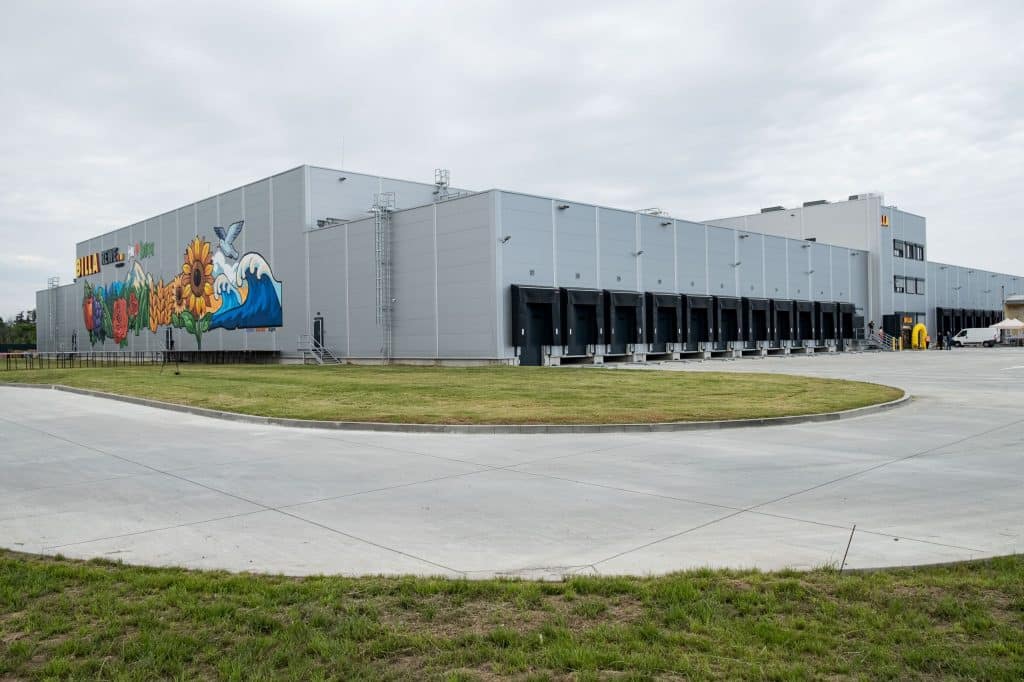 Außenansicht des neuen BILLA CEE Lagers in Bulgarien. Ein beeindruckendes Graffiti, das von einem international beachteten bulgarischen Graffity-Künstler kreiert wurde, ziert das Lager und zeigt typische Symbole Bulgariens wie Früchte, Gemüse, Rosen und die Küste.