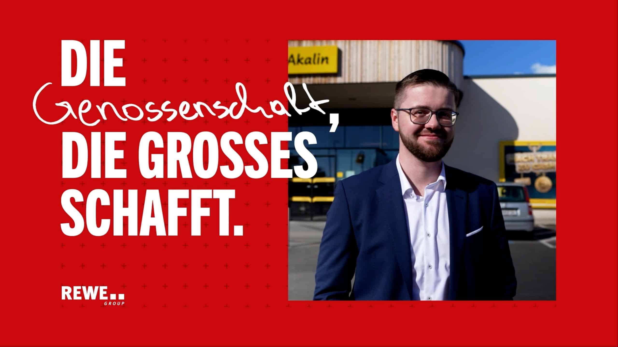 Porträt von Kurt Akalin vor seinem BILLA Markt. Um das Bild ist ein roter Rahmen mit dem Schriftzug "Die Genossenschaft, die großes schafft."