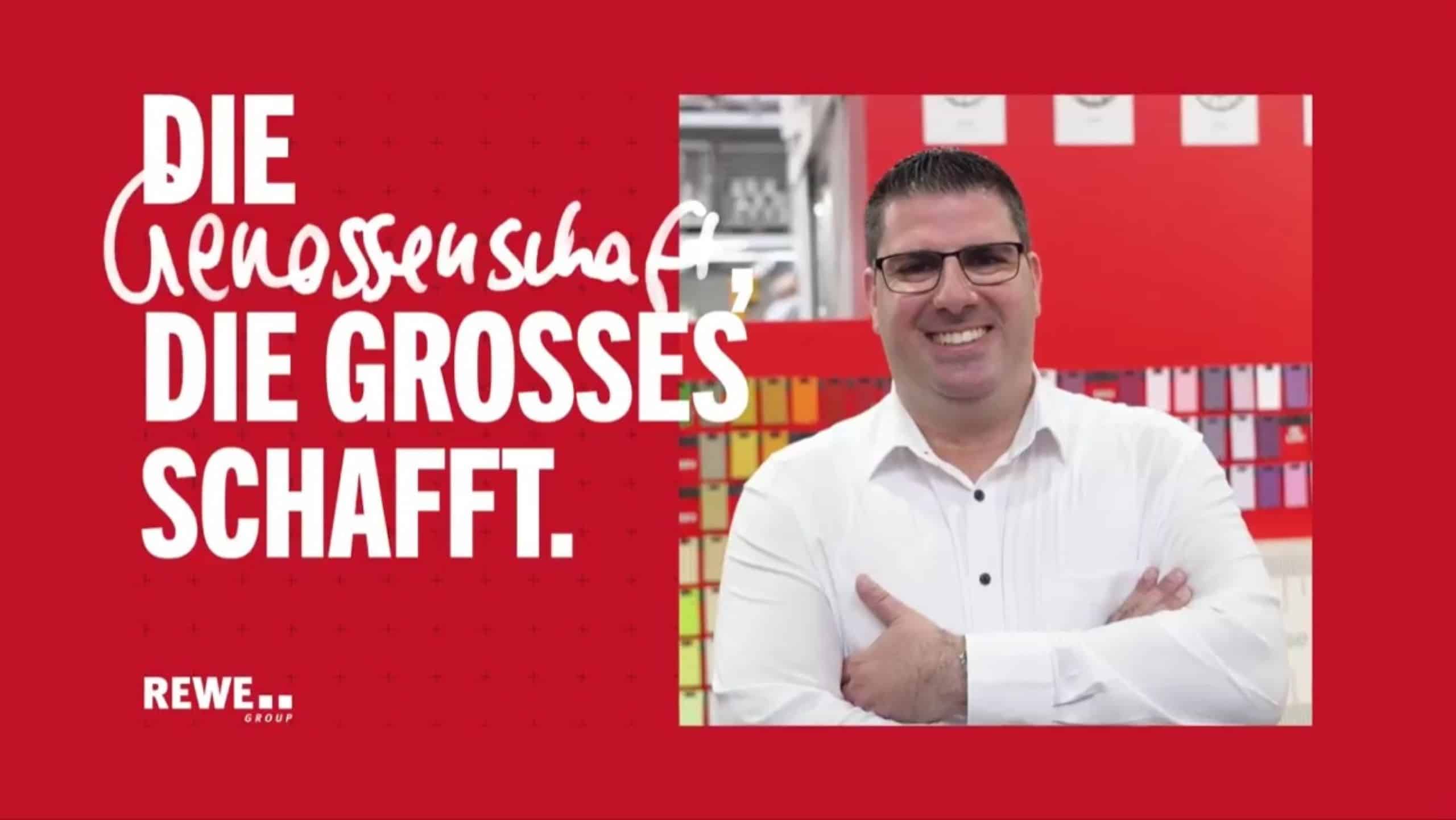 Porträt von Theodoros Lazaridis. Das Bild ist von einem roten Rahmen mit der Aufschrift „Die Genossenschaft, die Großes schafft“ umgeben.