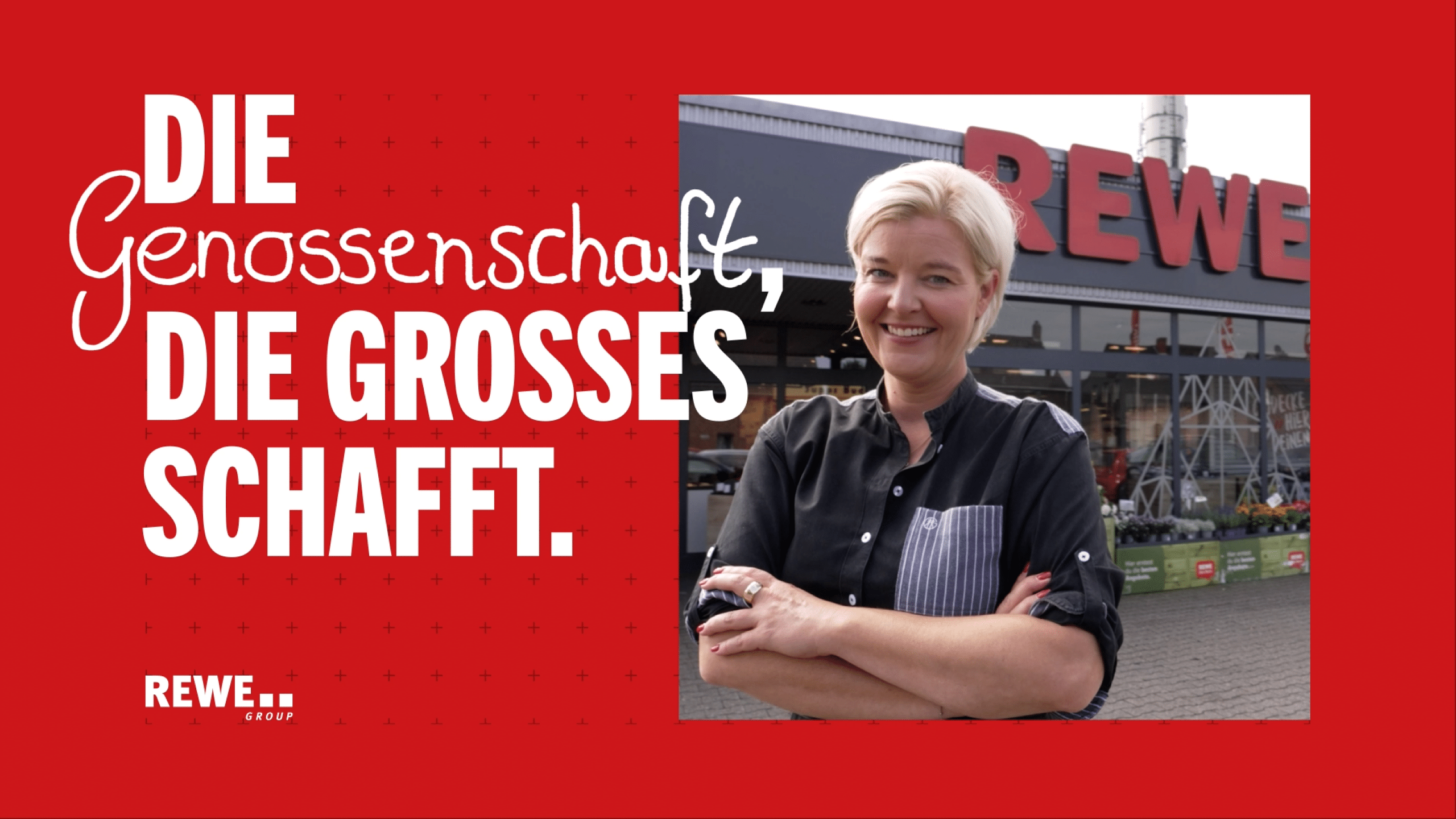 Porträt von REWE Kauffrau Kathrin Gödecke. Um das Bild herum ist ein roter Rahmen mit der Aufschrift "Die Genossenschaft die Großes schafft"