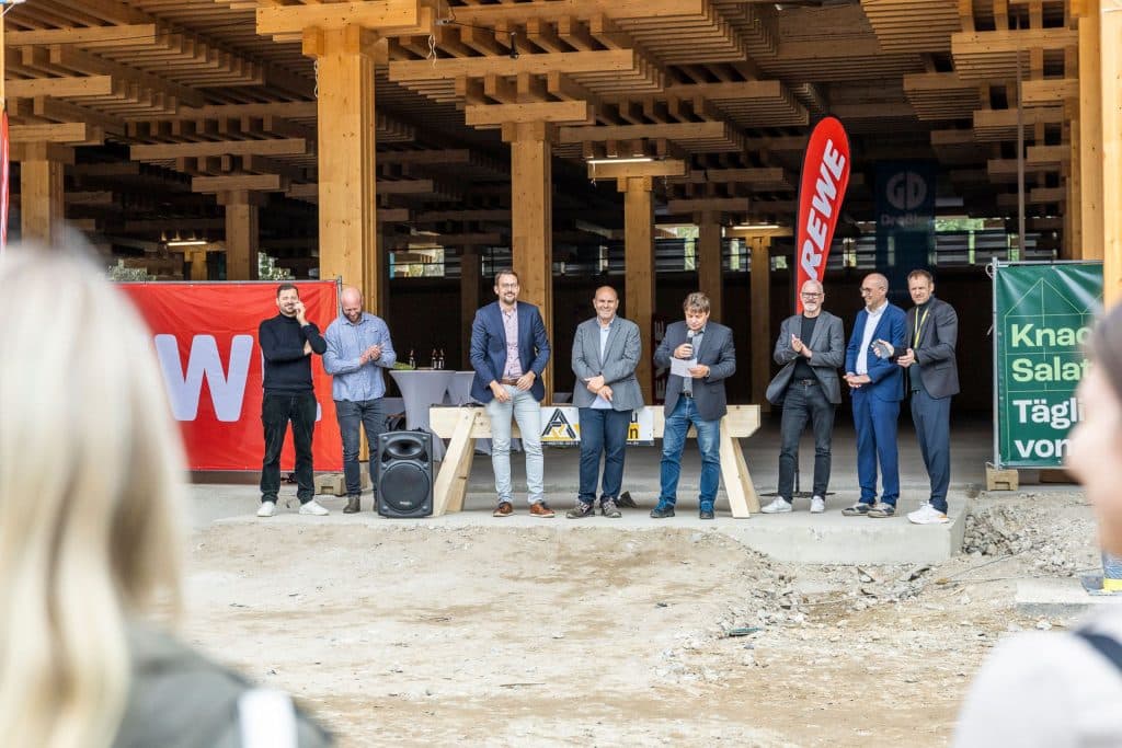 from left to right: Nikolas Leschke (Managing Director, ECF Farmsystems), Felix Thomas (Sales Manager, REWE Green Farming Berlin), Florian Nain (Team Leader Planning & Own Construction, REWE East), Frank May (Project Manager Construction, REWE East), Gerd Baumann (Dreßler Bau), Klaus Wiens (Head of Construction Branch Construction, REWE), Ruppert Stüwe (Member of the Bundestag, SPD) and Michael Krüger (Sales Manager, REWE East)