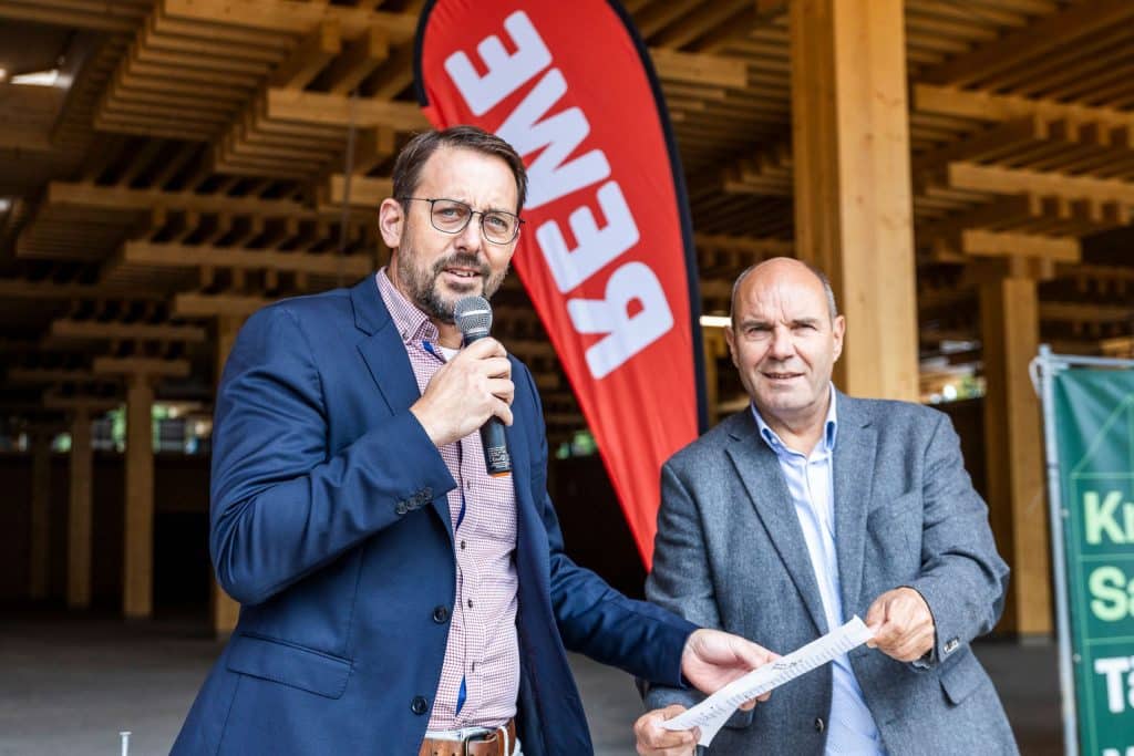 (from left) Florian Nain, Team Leader Planning & Own Buildings, REWE East, and Frank May, Project Manager Construction, REWE East, are delighted with the progress of the construction of the pioneering REWE store for Berlin at the topping-out ceremony.