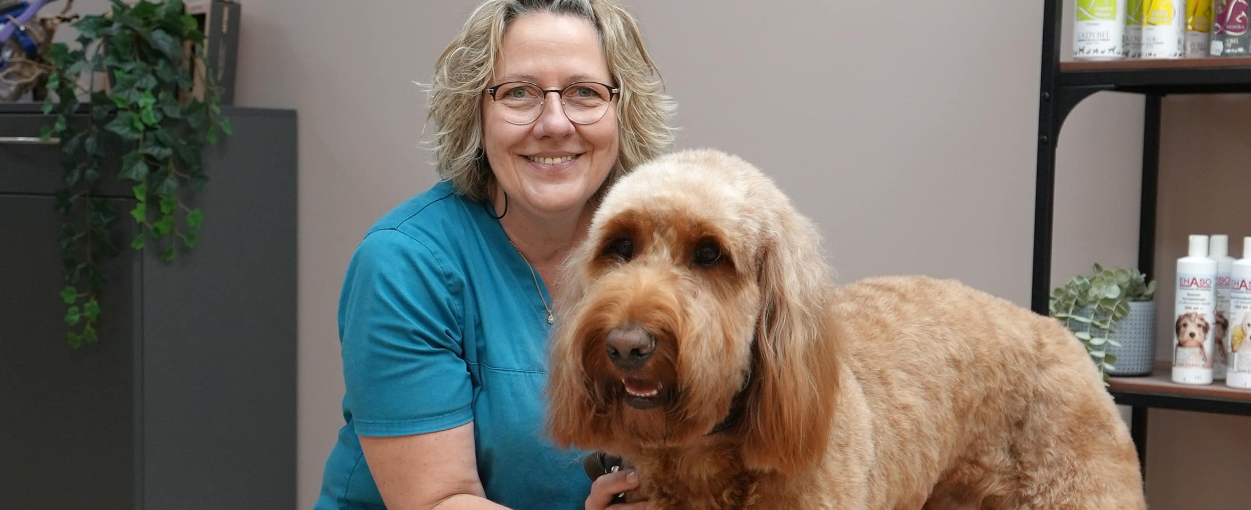 Portrait von Andrea Ozekker mit dem Hund Harry, der von ihr frisiert wurde.