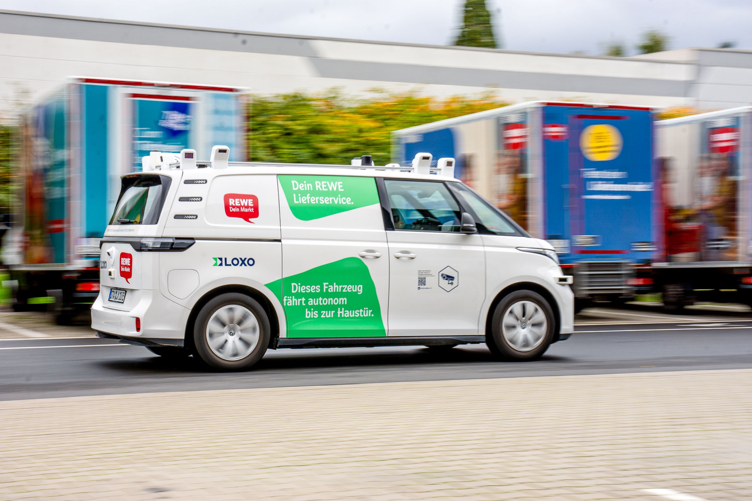 In Bochum ist der VW ID.Buzz am Branding des REWE Lieferservice zu erkennen.