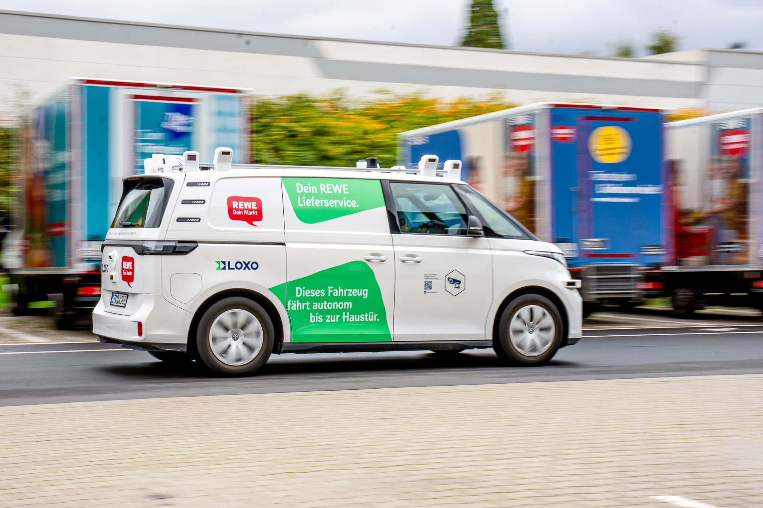 In Bochum ist der VW ID.Buzz am Branding des REWE Lieferservice zu erkennen.