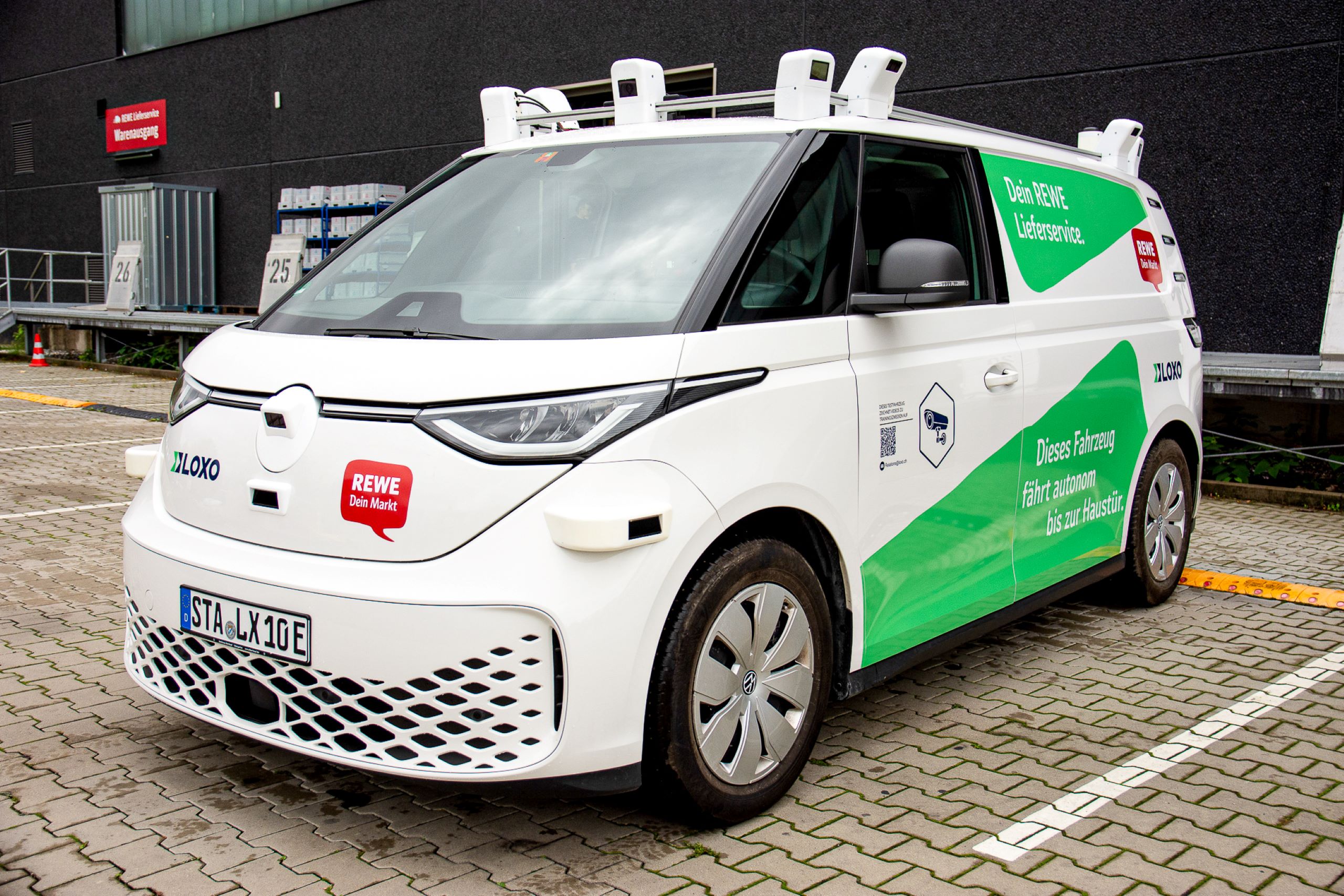 In Bochum ist der VW ID.Buzz am Branding des REWE Lieferservice zu erkennen.