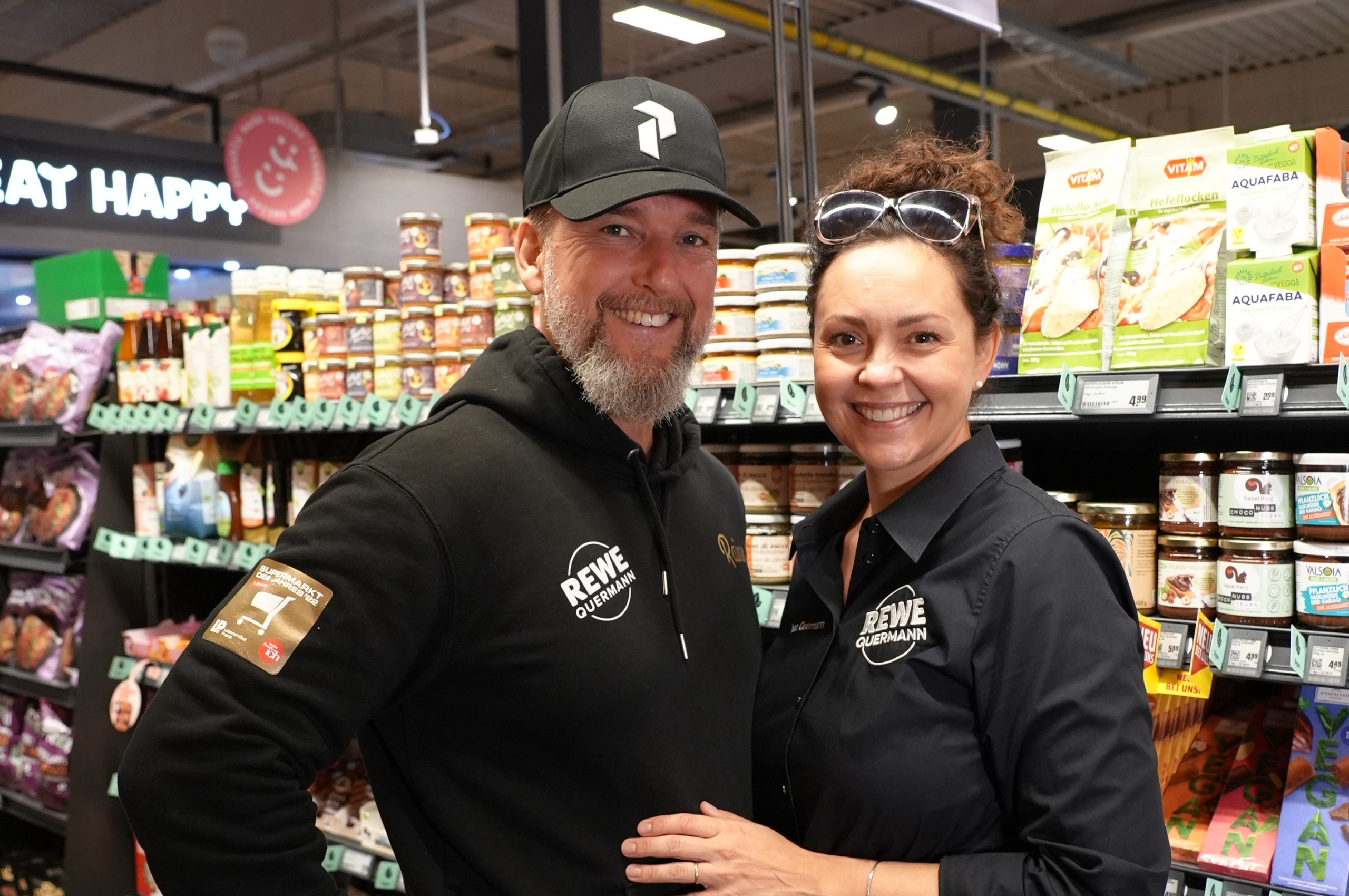 Portraet von Ines und Rainer Quermann vor den Regalen mit veganen Produkten.