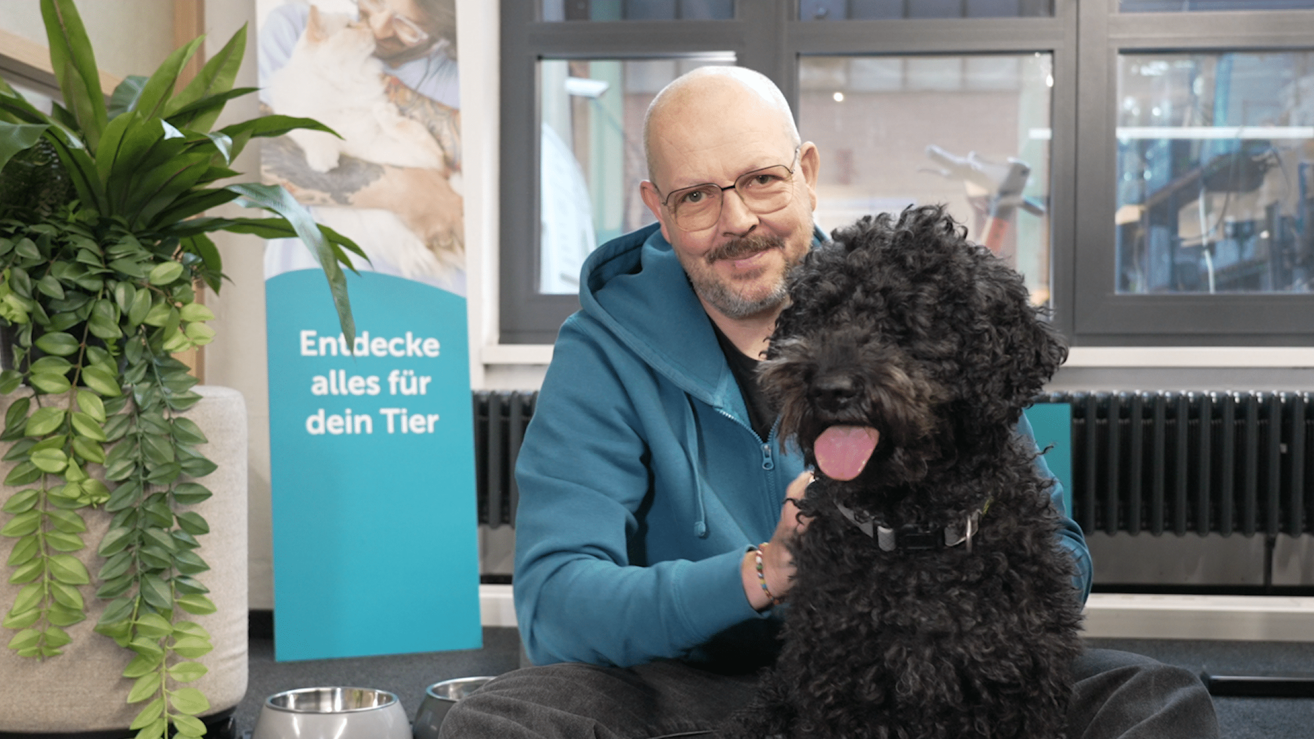 Porträt von Malte Kramer und seinem Hund