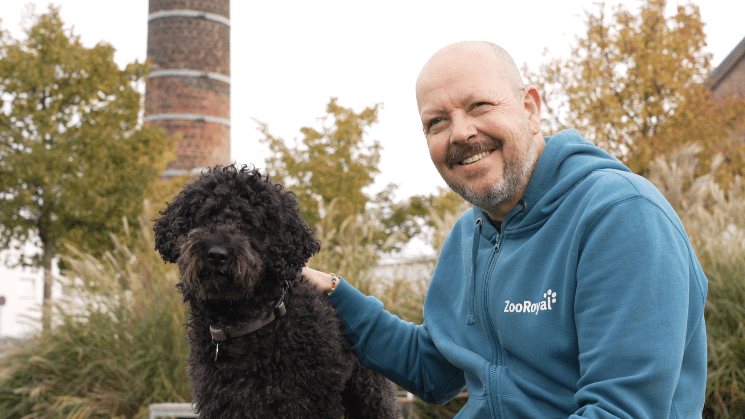Portrait of Malte Kramer and his dog