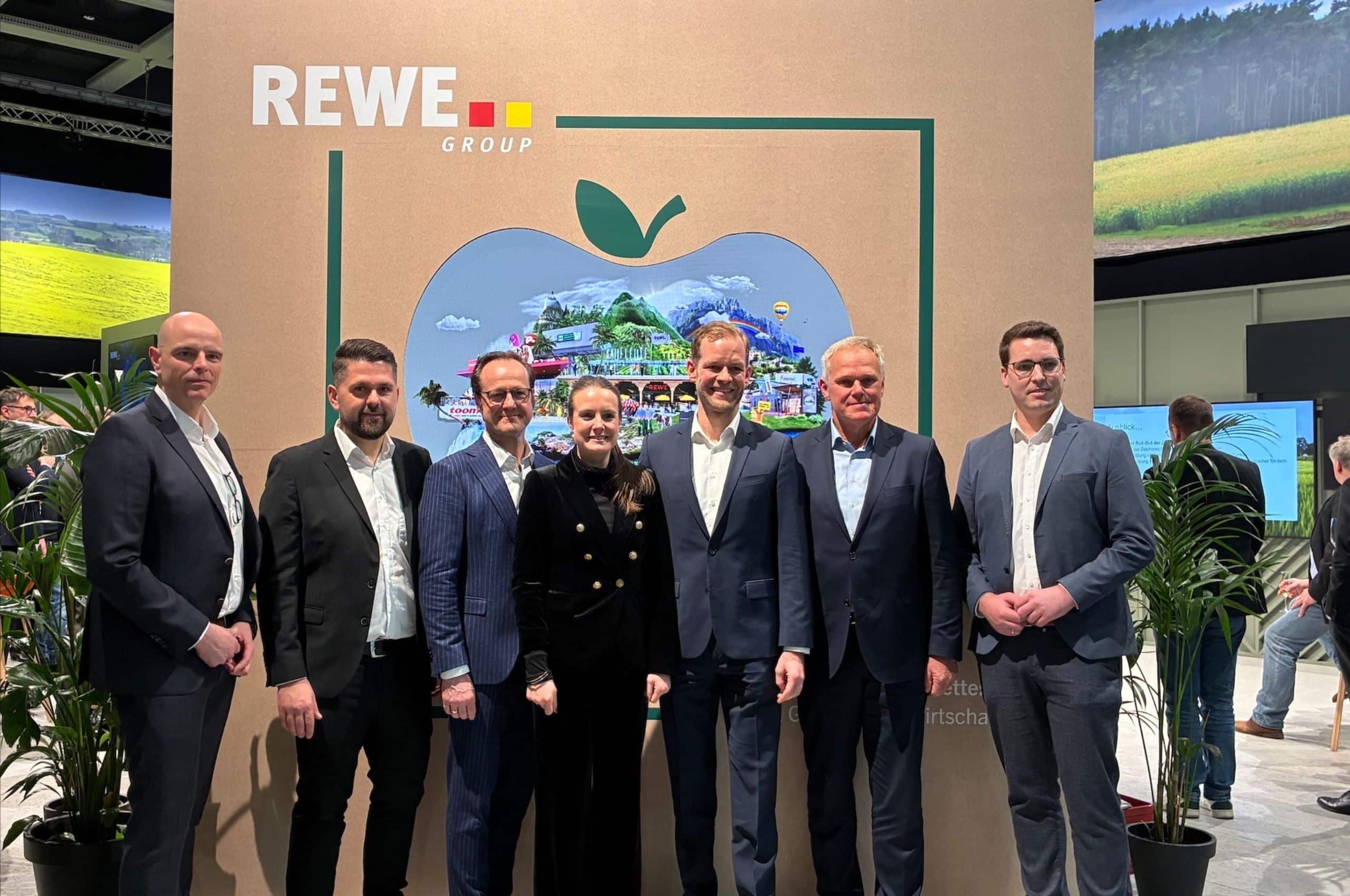 From left to right: Johannes von Eerde (Landfrisch AG), Labinot Elshani (Landfrisch AG), Markus von Bobenhausen (REWE Group), Dr. Carolin Weyers (REWE Group), Marc Rademacher (REWE Group), Heinz Stoffers (Stoffers Gemüsebau), Christian Berghs-Trienekens (BT Gemüse)