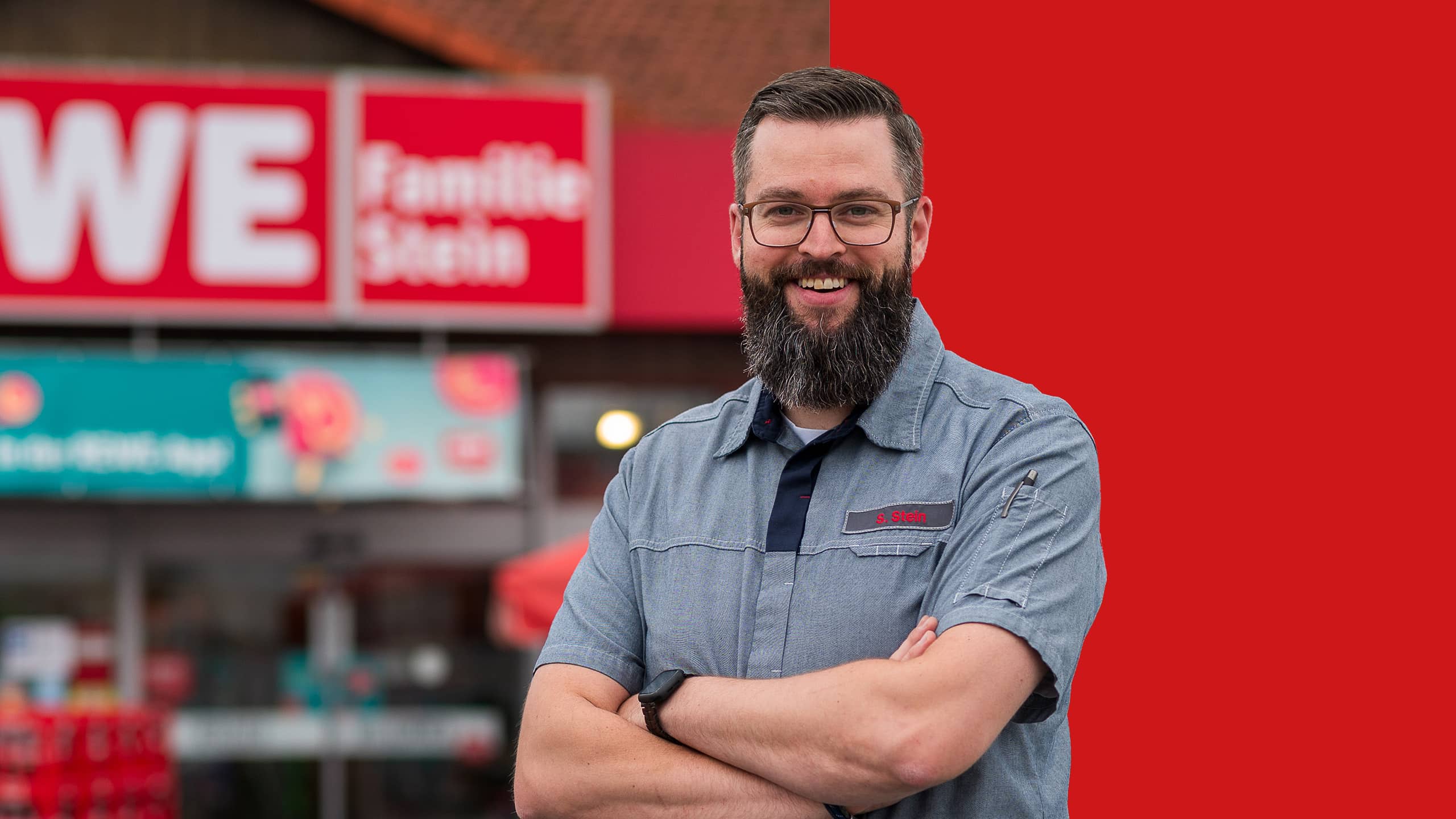 Portrait of Sebastian Stein in front of the REWE supermarket.