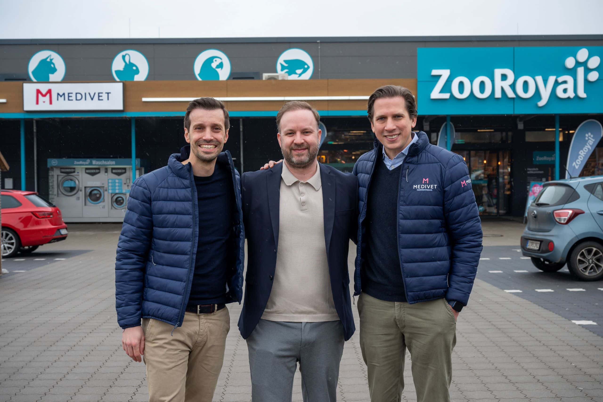 Portrait of three men standing in front of the ZooRoyal specialist store in Elmshorn. From right: Christian Glaser (Medivet), Marcel Bersch (Managing Directors stationary, ZooRoyal) and Julius von Bothmer (Medivet). kirstin Hammerstein