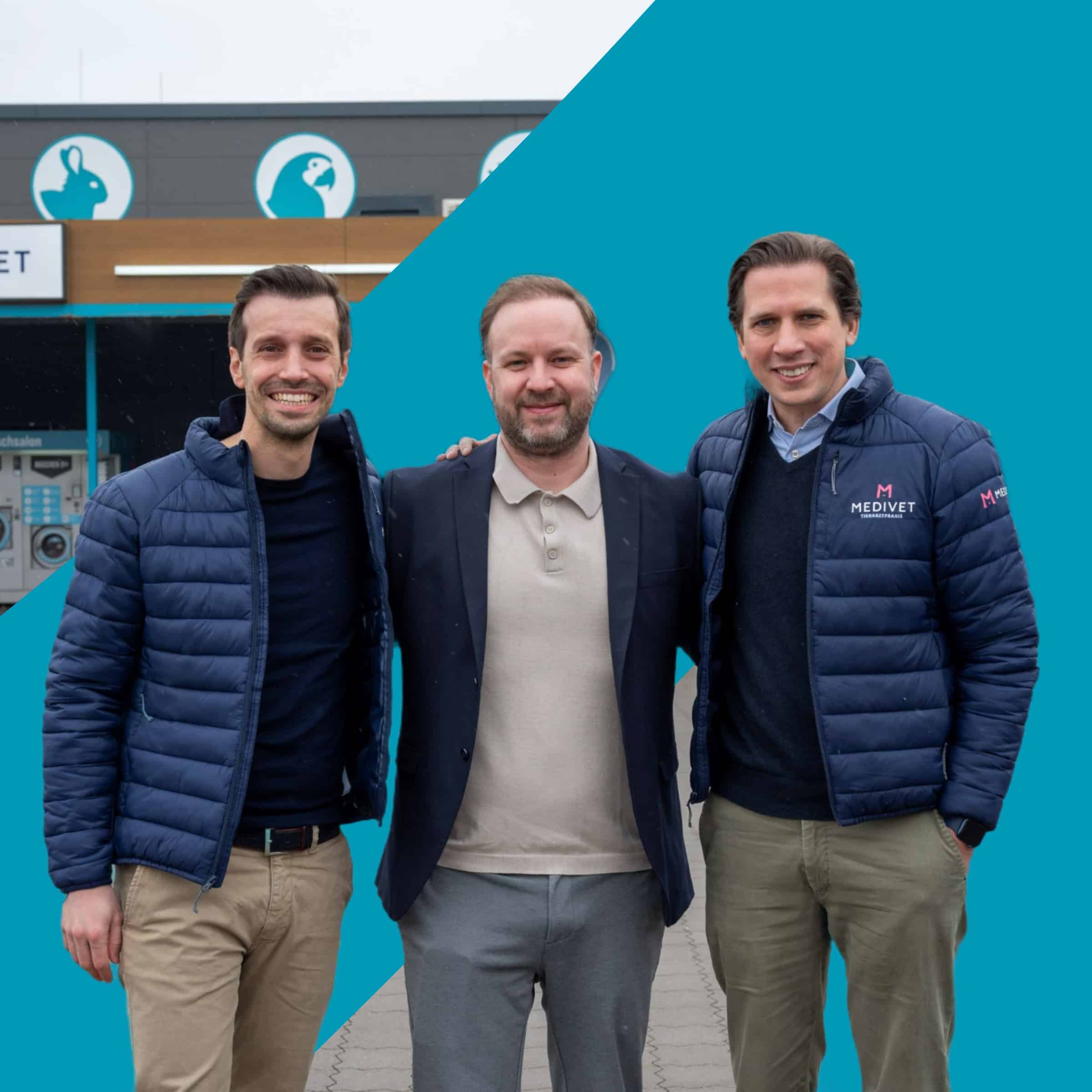 Portraet von drei Männer, die vor dem ZooRoyal-Fachmarkt in Elmshorn stehen. Von rechts: Christian Glaser (Medivet), Marcel Bersch (Geschäftsführer stationär, ZooRoyal) und Julius von Bothmer (Medivet). ©Kirstin Hammerstein