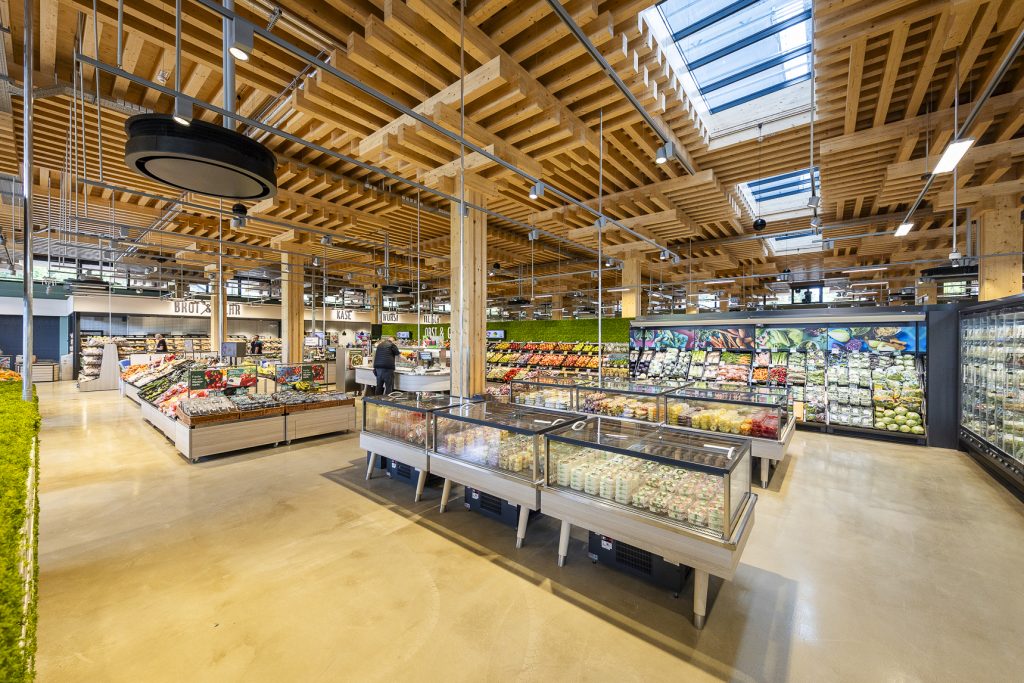 Neben der regionalen Auswahl machen frische Lebensmittel einen großen Teil des Sortiments aus. Ergänzt wird das Angebot durch viele pflanzliche Produkte sowie ein umfangreiches Convenience-Angebot.
