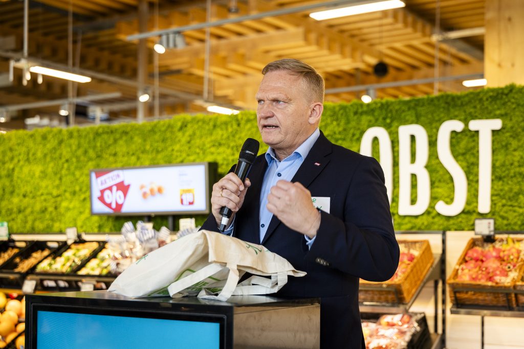 Peter Maly bei der Eröffnung des REWE Green Farming Markt in Berlin-Lankwitz.
