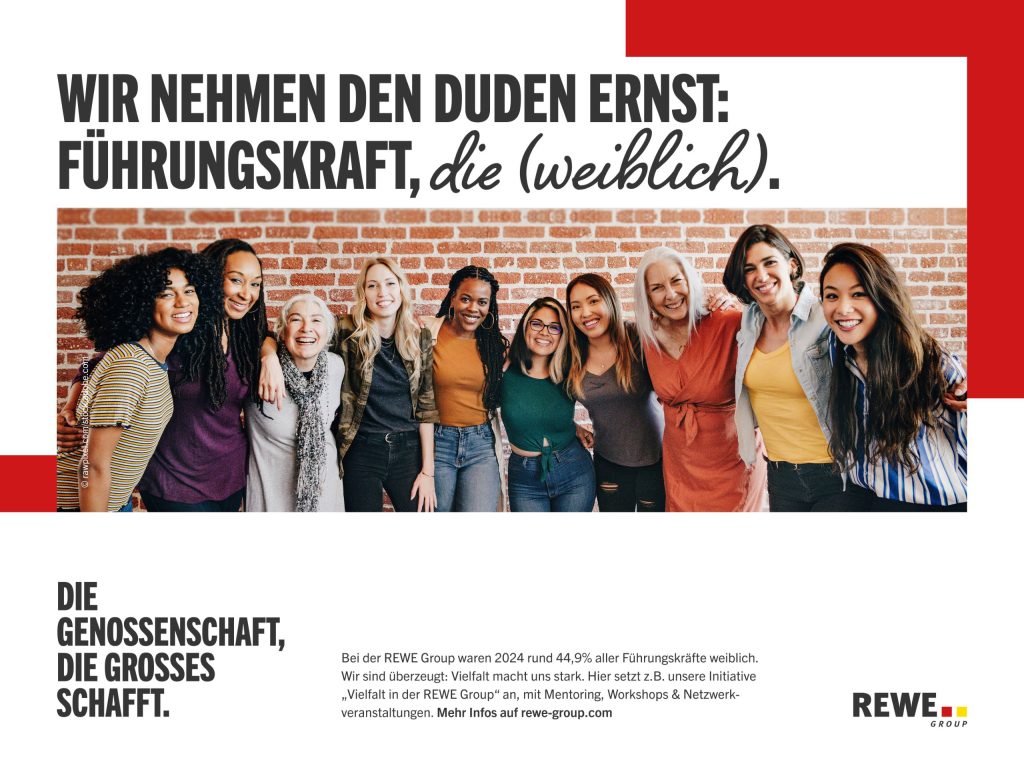 Eine Gruppe von acht Frauen steht eng nebeneinander vor einer Backsteinwand, darunter älteren und jüngeren Alters, während darüber ein großer Text: 