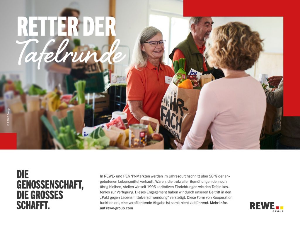 Szene in einer Lebensmittelausgabe, in der mehrere Personen Lebensmittel in Papier­tüten übergeben, mit dem großen Text: 