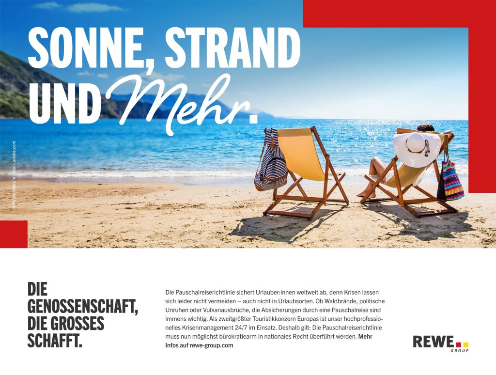Strandszene mit zwei Liegestühlen am Meer, einer Person mit Sonnenhut und Taschen daneben sowie großem Text: 