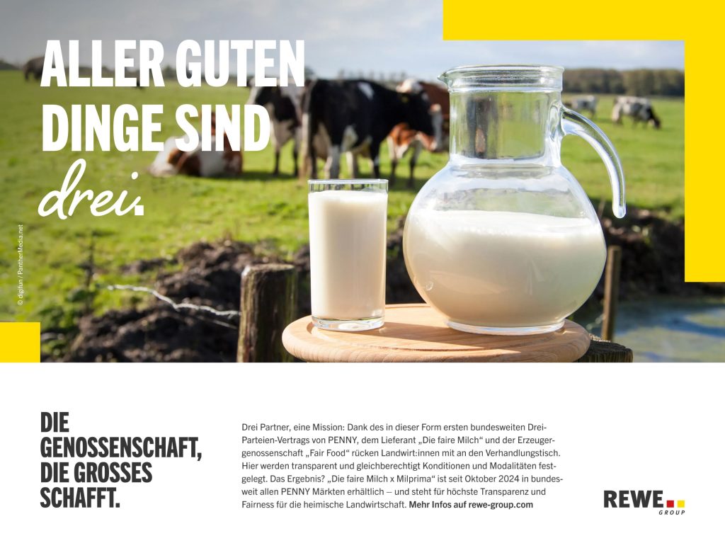 Ein Glas und eine Karaffe mit Milch stehen auf einem Holzbrett vor einer grünen Weide mit Kühen im Hintergrund, daneben großer Text: 