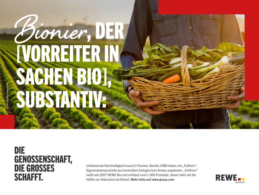 Eine Person hält einen Korb mit frischem Gemüse vor einem Feld mit grünen Anbaureihen im Sonnenlicht, daneben großer Text: 